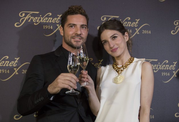 David Bisbal y María Valverde brindando con un famoso cava en 2014.