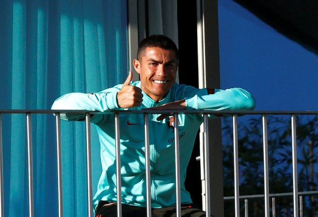 Cristiano Ronaldo desde la terraza de la habitación donde permanece aislado.