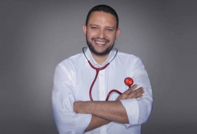 Julio Armas doctor de Un Doctor Viene a Casa