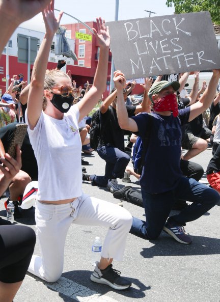 La actriz Ellen Pompeo, conocida por su trabajo en la serie "Anatomía de Grey", durante una manifestación.