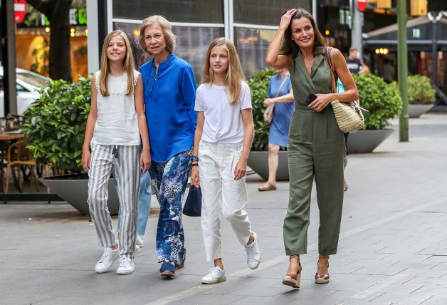 La reina Sofía pasea con su nuera, doña Letizia y sus nietas, la princesa Leonor y la infanta Sofía, por las calles de Mallorca.