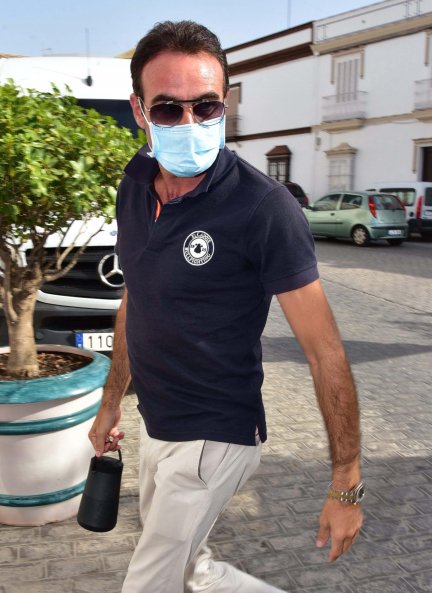 Enrique Ponce, con mascarilla, en las inmediaciones de la Plaza de Toros de Osuna.