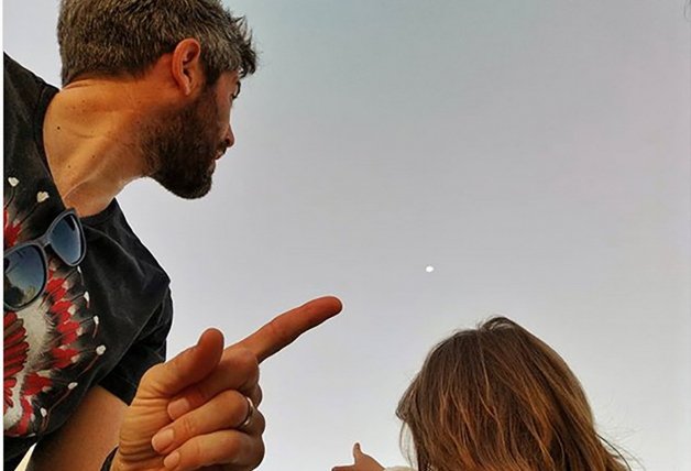 Lola y su papi mirando al cielo y recordando al progenitor de Roberto. “Mira, Lola. ¿Ves aquello que brilla en el cielo? No es la luna, es el abuelo. Y hoy es su cumpleaños. Te queremos, Don Pepe. Sabemos que nos tienes vigilados”.