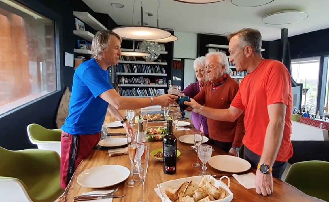 Jesús ha compartido en Instagram varios momentos de su confinamiento. En esta imagen con sus padres y hermano, celebrando su cumpleaños. "El más raro de mi vida, ¡y mira que lo he celebrado en sitios raros!", dijo. 