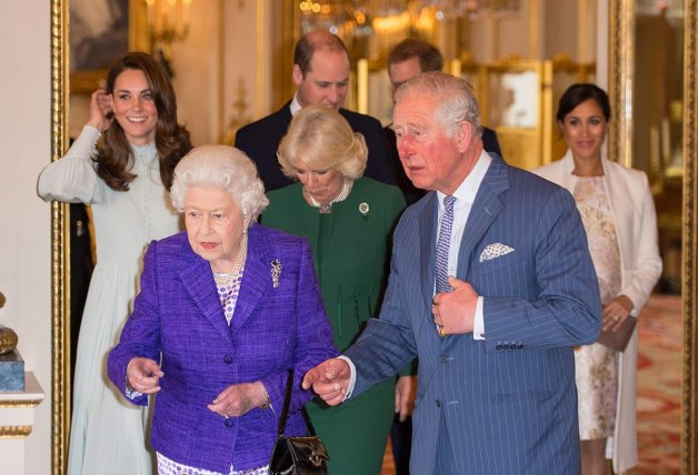Isabel II, Carlos, Camilla, los duques de Cambridge y los de Sussex.