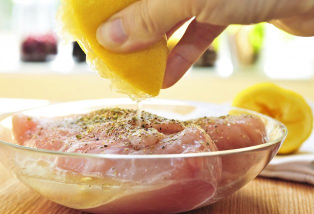 El ácido de algunos ingredientes como el limón ayudará a ablandar la carne