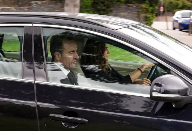 Alessandro y María, abandonando el domicilio de Ana