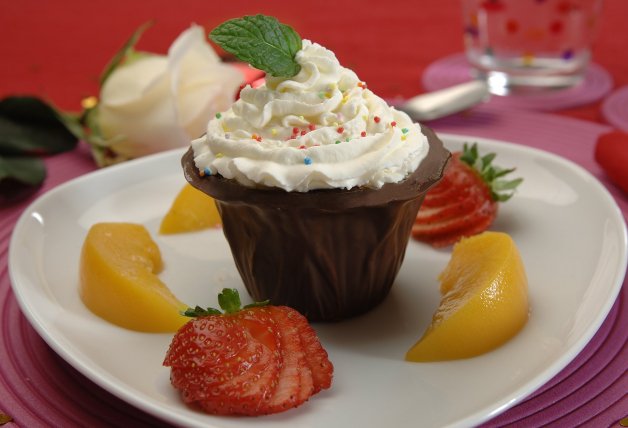 Cestitas de chocolate con nata y frutas.