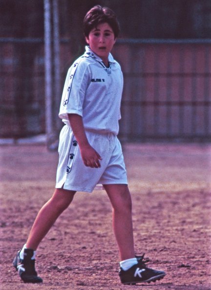 Kiko Rivera, de niño, jugando al fútbol con el uniforme del Real Madrid.