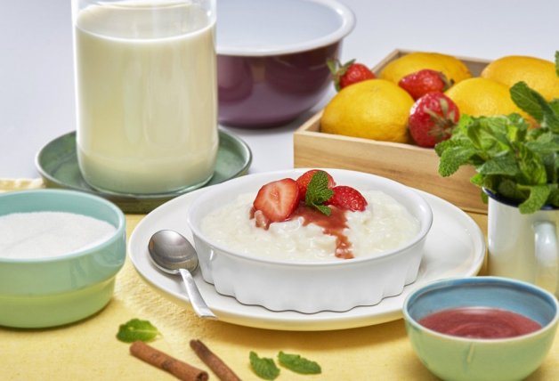 Arroz con leche y fresas.