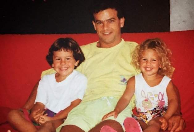 Mario Casas con su padre y su hermana