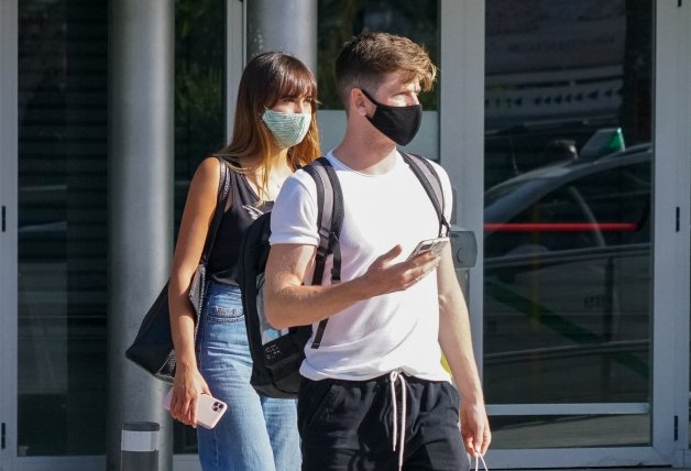 Aitana y Miguel en el aeropuerto de Ibiza con mascarillas.