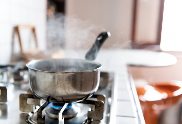 El agua puede sustituir al aceite para acabar de cocinar los alimentos.