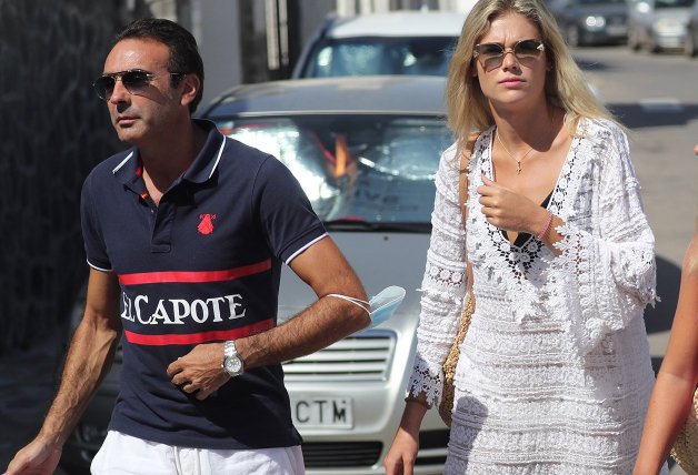 Enrique Ponce y Ana Soria paseando por las calles de Almería.