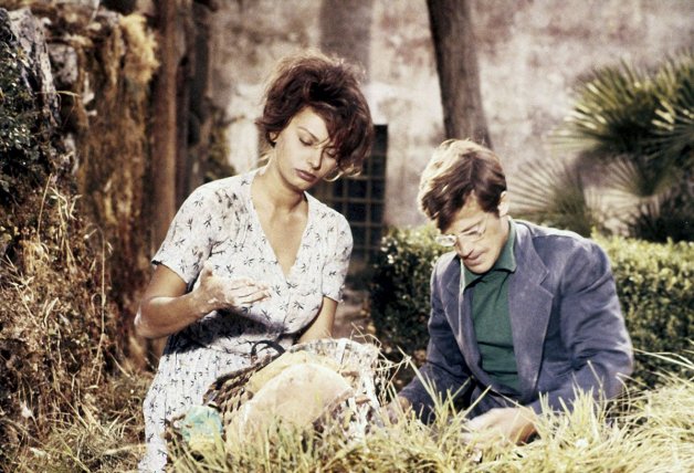 La actriz y Jean-Paul Belmondo en un fotograma de “Dos mujeres”, cuya interpretación le valió a la Loren un Oscar.