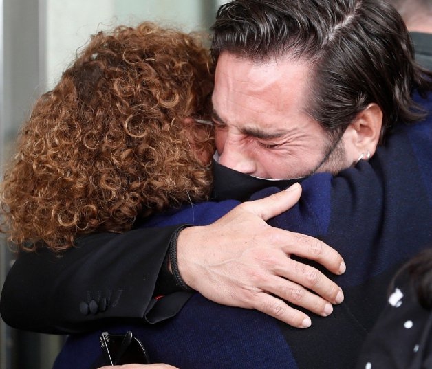 David Bustamante llora desconsolado mientras abraza a la madre de Álex Casademunt.