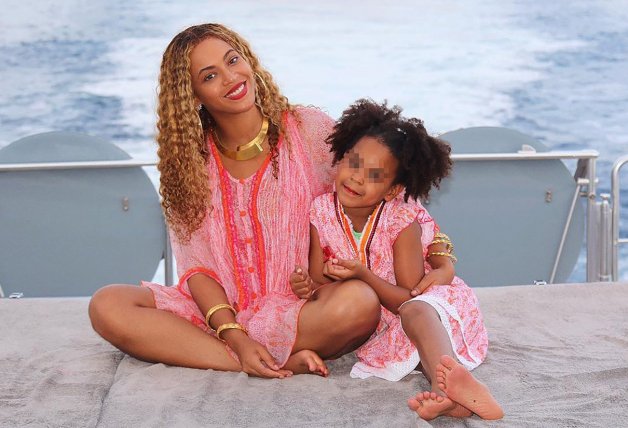 Beyoncé disfruta de lo lindo vistiendo a Blue Ivy igual que ella.