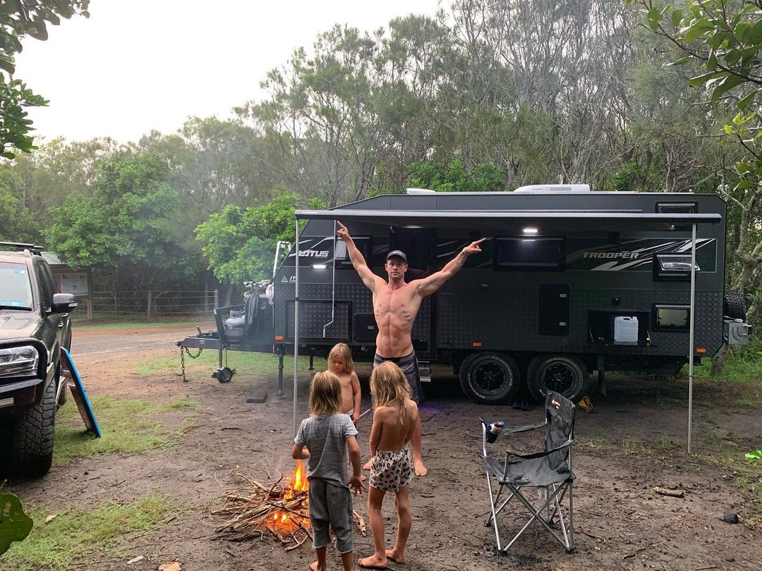 Chris Hemsworth con sus hijos, acampando en la naturaleza.