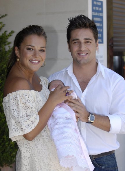 Paula Echevarría y David Bustamante presentando a su hija Daniella en agosto de 2008.