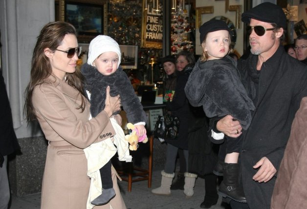 Angelina y Brad, con sus mellizos (Vivienne y Knox) en brazos.