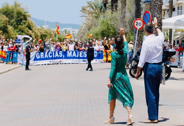 Felipe y Letizia saludaron a los mallorquines que quisieron agradecer su visita con una pancarta.