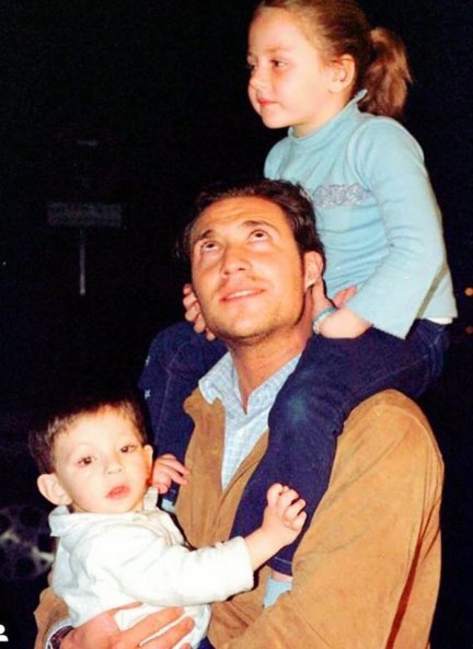 Antonio David con sus hijos, cuando éstos eran pequeños.