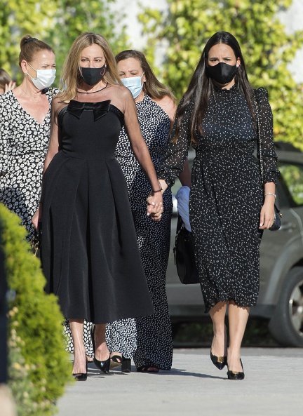 Ana Obregón y Carolina Monje, novia de Álex Lequio a su llegada al funeral.