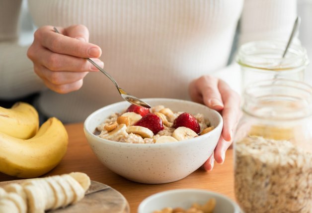 Tomar un desayuno nutritivo puede ayudarte a bajar de peso.