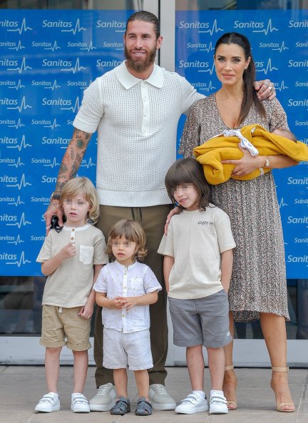 Sergio Ramos y Pilar Rubio junto a sus cuatro hijos.