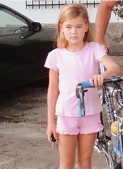 Ana es una niña que lo quiere todo. En una mano, una bicicleta, y en la otra, las llaves del coche…