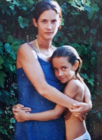 Adara, con su madre, a la que está muy unida.