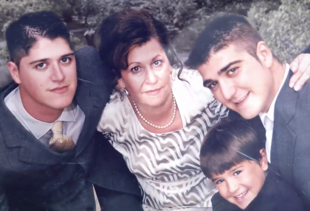 Antonio (a la derecha), con su madre y hermanos en un evento familiar