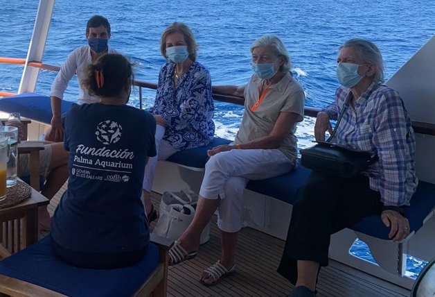 Doña Sofía junto al equipo de expertos encargados de liberar la tortuga en aguas de la bahía de Palma.