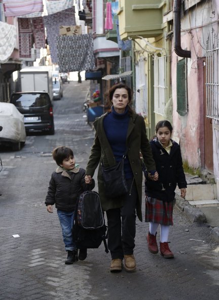 Los protagonistas, caminando por las calles de Estambul.