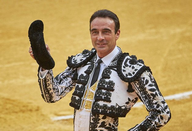 Enrique Ponce saluda al tendido en una corrida este verano.