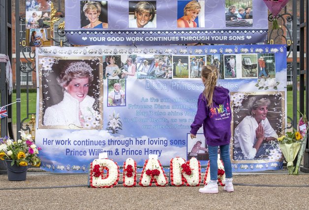 El pasado 31 de agosto, en el 23º aniversario de la muerte de Diana, el exterior del palacio de Kensington se llenó de flores y fotografías.