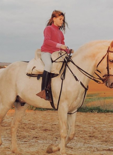 A Ana le encantan los animales. Aquí la vemos subida a lomos de este precioso caballo.