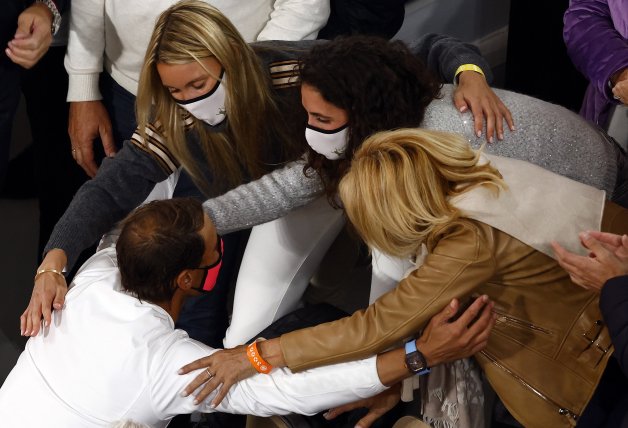 Su madre, su hermana y su mujer le animaron a cada punto y aplaudieron un partido prácticamente perfecto en París.