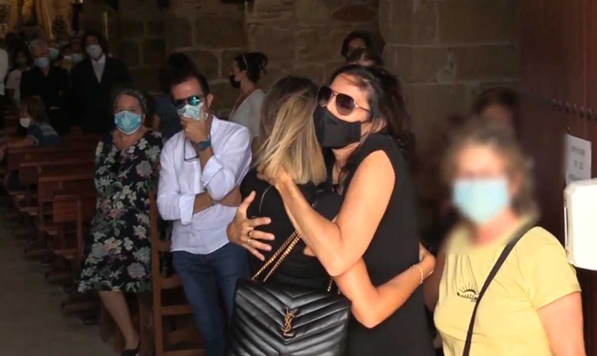 Paz Padilla, arropada por su hija Anna Ferrer en el funeral de Antonio Vidal.