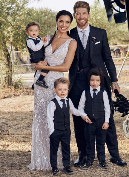 Pilar Rubio y Sergio Ramos posando con sus tres hijos, Sergio Jr, Marco y Alejandro.