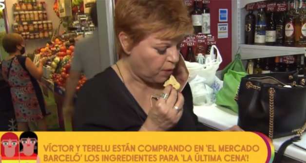 Terelu Campos en el interior del mercado tomando un tentempié.