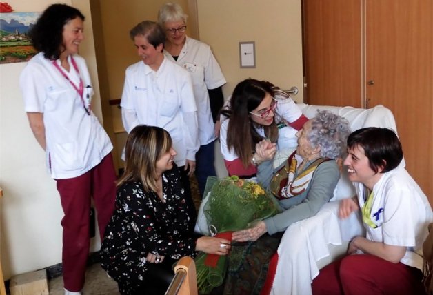 María Branyas celebrando con su familia y personal de la Residencia su 113 cumpleaños.