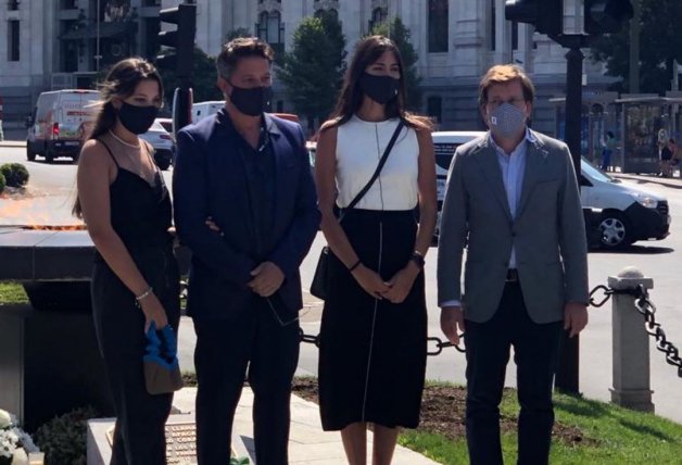 Manuela Sanz, Alejandro Sanz, Rachel Valdés yJosé Luis Martínez-Almeida en la Plaza de Cibeles con el pebetero detrás.