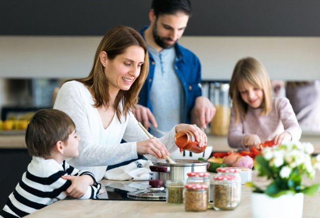 Los adultos podemos implicar a los niños para llevar unos hábitos saludables en casa.