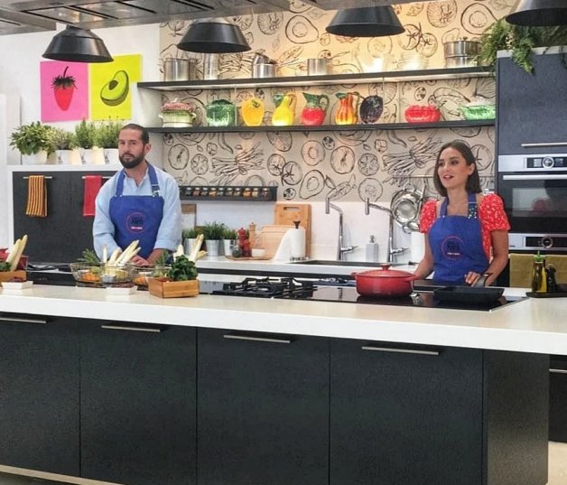 Javier Peña y Tamara en la cocina del nuevo programa que protagonizan.