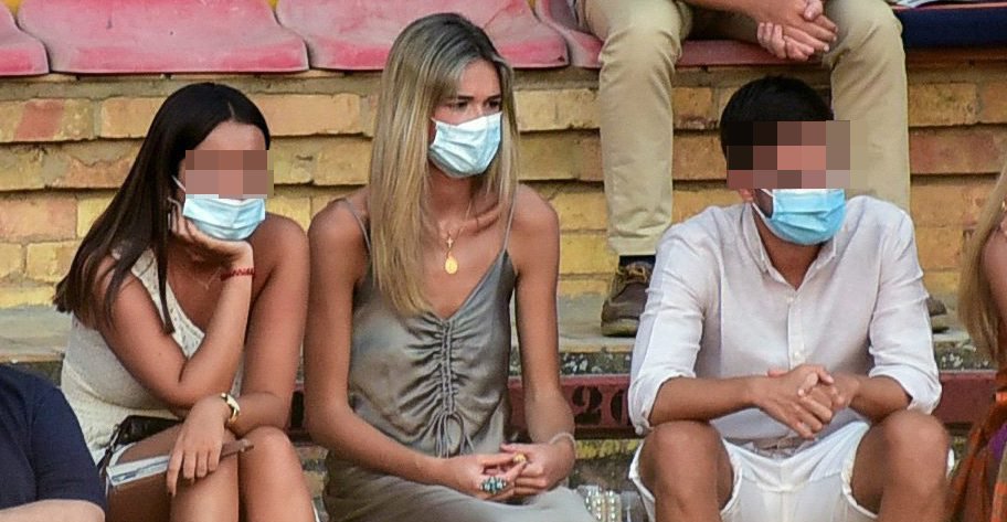 Ana Soria con sus amigos viendo la corrida de Enrique Ponce.