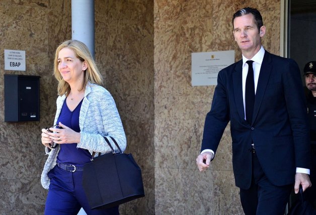 La infanta Cristina y su marido, Iñaki Urdangarin, saliendo de la Escuela Balear de la Administración Pública, tras la última sesión del juicio del caso Nóos.