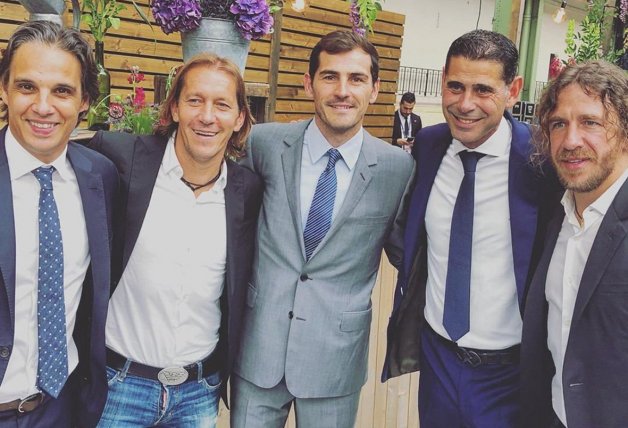 Iker Casillas junto con Carles Puyol, Fernando Hierro, Michel Salgado y Nuno Gomes (De izquierda a derecha).