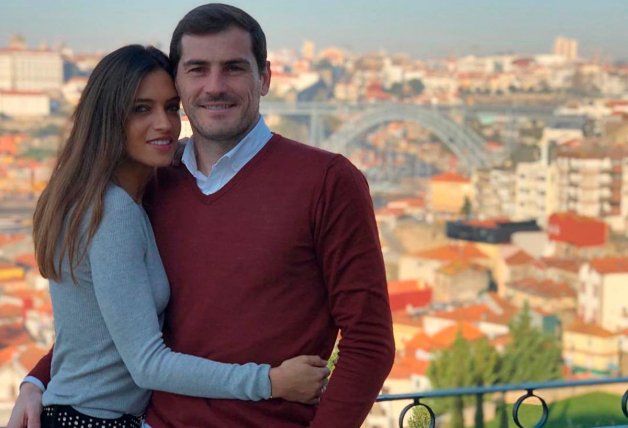 Sara Carbonero e Iker Casillas posando con Oporto al fondo.