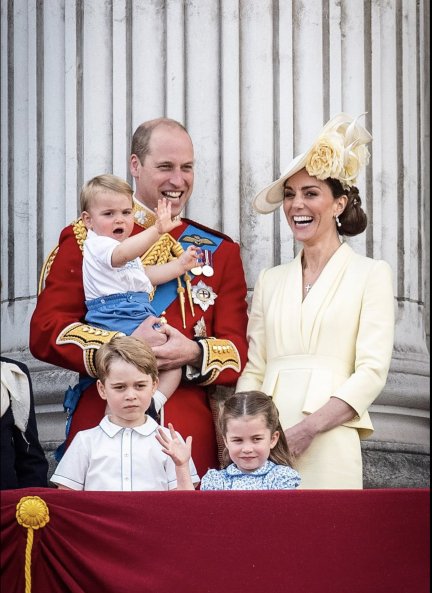 Los duques de Cambridge y sus tres hijos, saludando en un acto oficial.